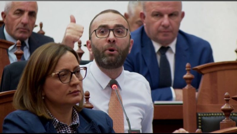 Mjerë Amerika tani që në bunkerin e Berishës, u fut edhe Gaz Bardhi me çetën e tij! Mjerë Amerika tani që në bunkerin e Berishës, u fut edhe Gaz Bardhi me çetën e tij!