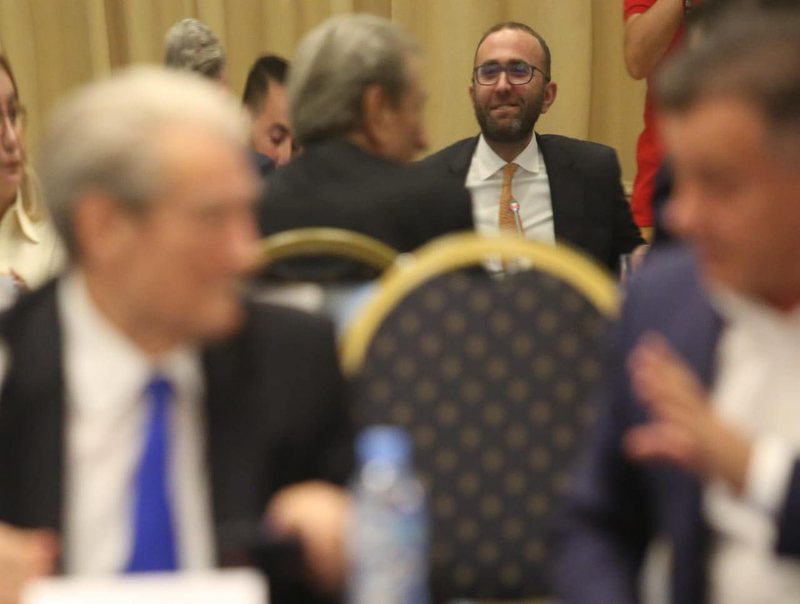 Bardhi kushtëzon votën që nuk ka asnjë vlerë për Berishën: Rama të plotësojë 3 kërkesat tona që ne të jemi në seancë pra… nuk votojnë Bardhi kushtëzon votën që nuk ka asnjë vlerë për Berishën: Rama të plotësojë 3 kërkesat tona që ne të jemi në seancë pra… nuk votojnë