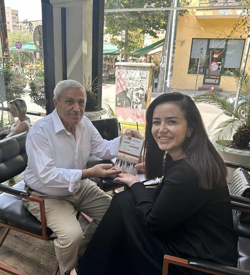 “Ikëm të dy, ajo për të ndjekur ëndrrën e vet familjare, unë për…”, Namik Dokle ndan foto me ish-deputeten socialiste “Ikëm të dy, ajo për të ndjekur ëndrrën e vet familjare, unë për…”, Namik Dokle ndan foto me ish-deputeten socialiste