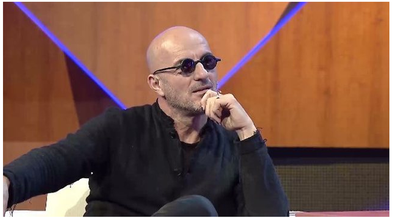 “Prapanicat dhe sutjenat u bënë vlerë”! Robert Aliaj shpërthen ndaj personavezhe të ekranit: Janë deformuar prej vitesh vetëm për t’u shitur “Prapanicat dhe sutjenat u bënë vlerë”! Robert Aliaj shpërthen ndaj personavezhe të ekranit: Janë deformuar prej vitesh vetëm për t’u shitur