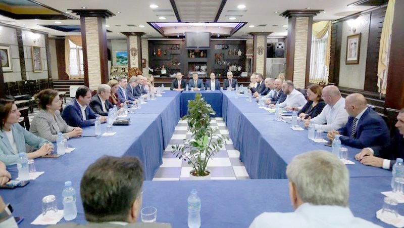 Dështon takimi Berisha-Bardhi në Kukës: Çetës anti-amerikane i bashkohen vetëm 26 deputetë! “Foltorja” drejt shpartallimit Dështon takimi Berisha-Bardhi në Kukës: Çetës anti-amerikane i bashkohen vetëm 26 deputetë! “Foltorja” drejt shpartallimit