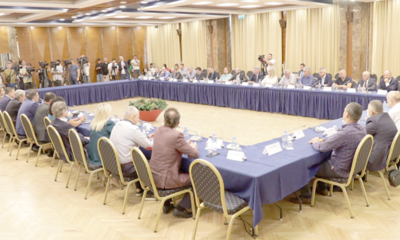 Fillon “hemorragjia” te grupi i dezertorëve të PD, Dash Sula, Lefter Gështenja dhe “rapsodi” Gjekmarkaj distancohen nga Sali Berisha pas ultimatumit amerikan Fillon “hemorragjia” te grupi i dezertorëve të PD, Dash Sula, Lefter Gështenja dhe “rapsodi” Gjekmarkaj distancohen nga Sali Berisha pas ultimatumit amerikan