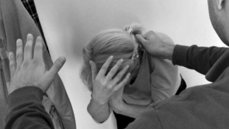 “Mami më ka rrahur aq keq sa kam shenja edhe sot”, personazhi i njohur i Top Channel tregon historinë shokuese: Qaja duke u mbytur ose më dilte gjak prej hundësh