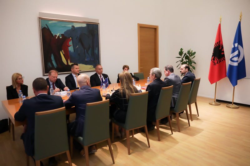 Humor i paparë! Tre reporter të KIE të çoroditur takojnë Bardhin, Lulin dhe Saliun i ngatërrojnë me anëtarët e koalicionit “Bashkë fitojmë” Humor i paparë! Tre reporter të KIE të çoroditur takojnë Bardhin, Lulin dhe Saliun i ngatërrojnë me anëtarët e koalicionit “Bashkë fitojmë”