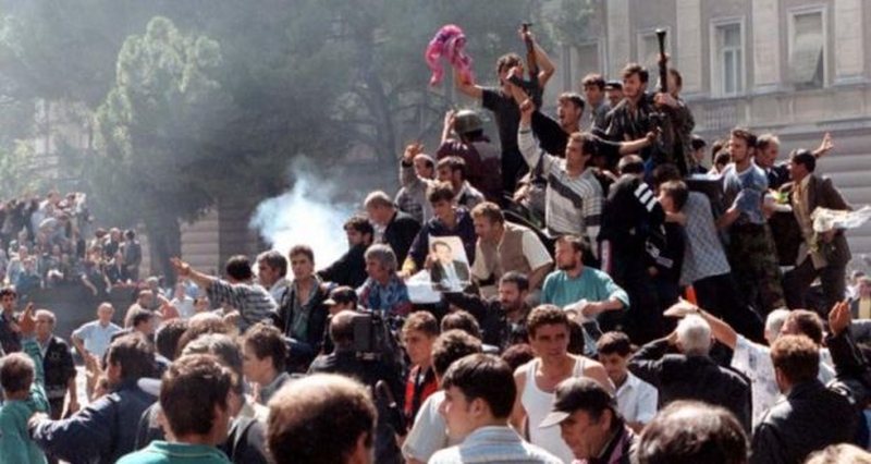 Detajat e raportit të DASH: 25 vjet nga grushti i shtetit i 14 shtatorit nga Berisha! Si i shpëtoi arrestimit duke përdorur vrasjen e Hajdarit dhe refuzuar të dëshmonte Detajat e raportit të DASH: 25 vjet nga grushti i shtetit i 14 shtatorit nga Berisha! Si i shpëtoi arrestimit duke përdorur vrasjen e Hajdarit dhe refuzuar të dëshmonte