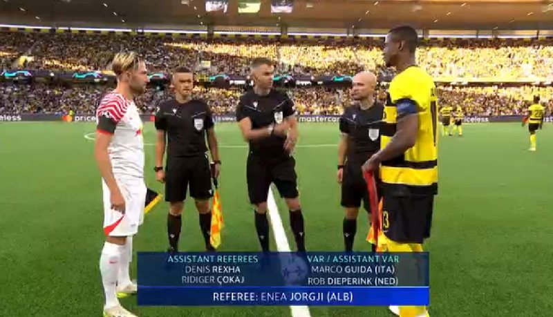 Arbitri shqiptar hyn në histori, gjykon ndeshjen e Champions-it, ja rasti me VAR kur vendosi për penalltinë (Video) Arbitri shqiptar hyn në histori, gjykon ndeshjen e Champions-it, ja rasti me VAR kur vendosi për penalltinë (Video)