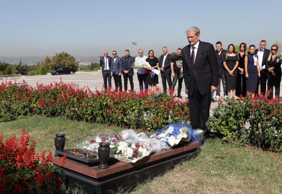 Rrëfimi i pazakontë! Si vrau gjyshi i Berishës priftin e fshatit dhe pse Doktori nuk flet kurrë për të shkuarën e tij Rrëfimi i pazakontë! Si vrau gjyshi i Berishës priftin e fshatit dhe pse Doktori nuk flet kurrë për të shkuarën e tij