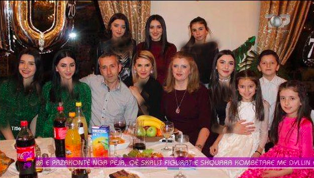 Nënën shqiptare e ka bekuar zoti me 10 fëmijë, 9 vajza dhe 1 djalë! Ajo prek në zemër me rrëfimin: I rrita bashkë me zotin, i kam bekim Nënën shqiptare e ka bekuar zoti me 10 fëmijë, 9 vajza dhe 1 djalë! Ajo prek në zemër me rrëfimin: I rrita bashkë me zotin, i kam bekim