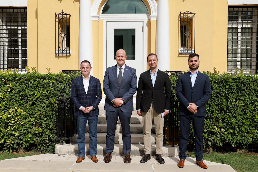 SHBA me sytë nga Shqipëria: Ambasada njofton çeljen e diskutimeve për 200 milionë dollarë investime për një projekt të madh për energji nga era dhe dielli në veri të vendit SHBA me sytë nga Shqipëria: Ambasada njofton çeljen e diskutimeve për 200 milionë dollarë investime për një projekt të madh për energji nga era dhe dielli në veri të vendit