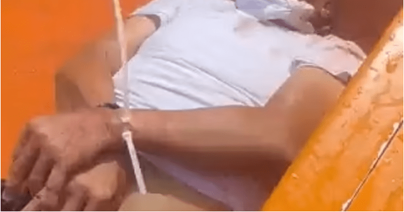 Pamje tronditëse/ Lordi i rrezikshëm i drogës lidhet dhe hidhet i gjallë në mes të oqeanit (Video) Pamje tronditëse/ Lordi i rrezikshëm i drogës lidhet dhe hidhet i gjallë në mes të oqeanit (Video)