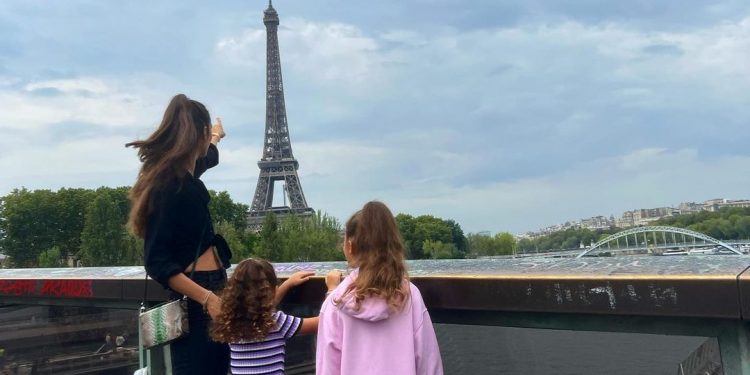 Larg vendlindjes prej vitesh, Emina Cunmulaj: Do i mësoj shqip fëmijëve të mi