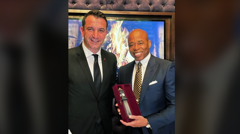 Veliaj takohet me kryebashkiakun e Nju Jorkut: Aleat i ngushtë i komunitetit shqiptar Veliaj takohet me kryebashkiakun e Nju Jorkut: Aleat i ngushtë i komunitetit shqiptar