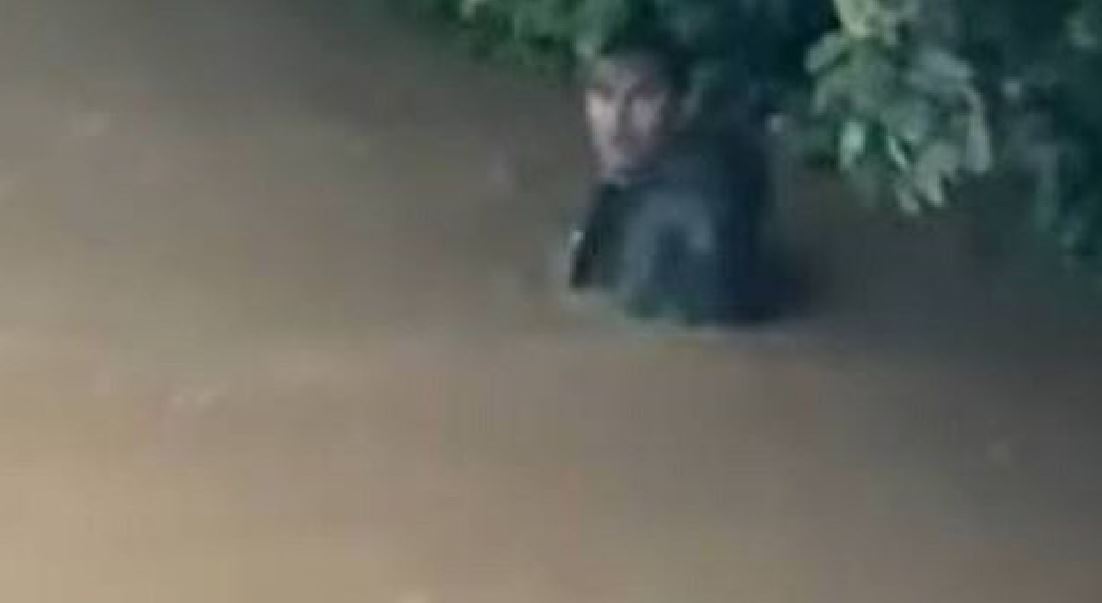 Përmbytjet në Greqi, kryebashkiaku zhytet në ujë për të shpëtuar motrën e tij (Video)