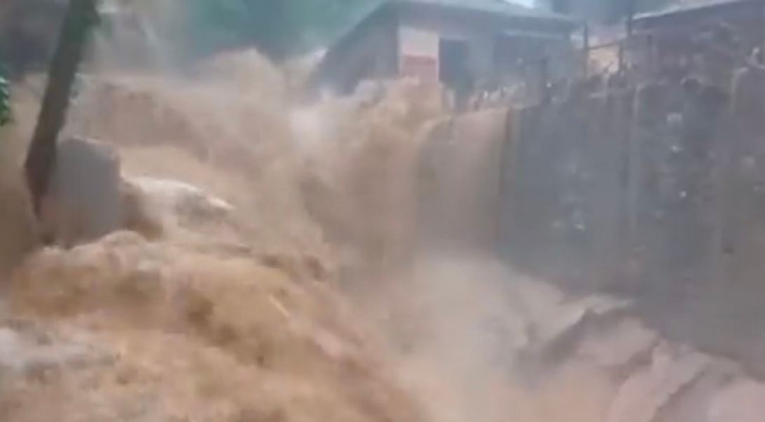 Greqia nuk gjen paqe! Pas zjarreve goditet nga moti i keq: Shirat e rrëmbyeshëm bllokojnë rrugët Greqia nuk gjen paqe! Pas zjarreve goditet nga moti i keq: Shirat e rrëmbyeshëm bllokojnë rrugët