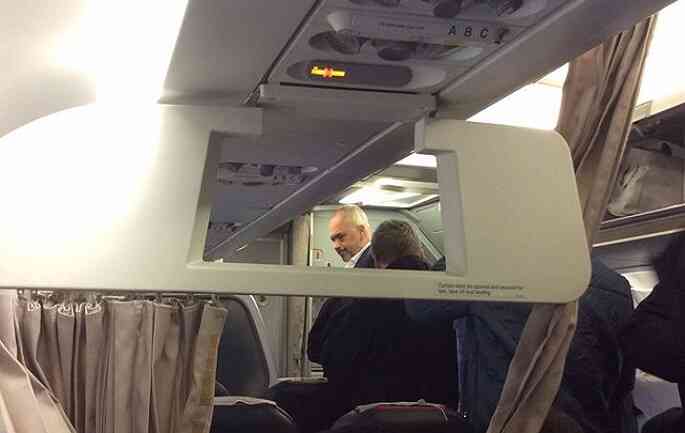 Gazeta SOT lajm “fantastik”! DASH i përgjigjet rojes së parkingut Robert Papa: Edi Rama futet fshehurazi në SHBA! Gazeta SOT lajm “fantastik”! DASH i përgjigjet rojes së parkingut Robert Papa: Edi Rama futet fshehurazi në SHBA!