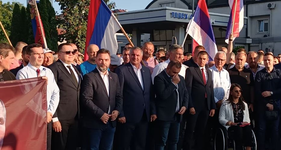 Prokuroria e Bosnjës ngriti aktakuzë ndaj tij! Protestat pro presidentit “non grata” të Republika Srpska, Milorad Dodik Prokuroria e Bosnjës ngriti aktakuzë ndaj tij! Protestat pro presidentit “non grata” të Republika Srpska, Milorad Dodik