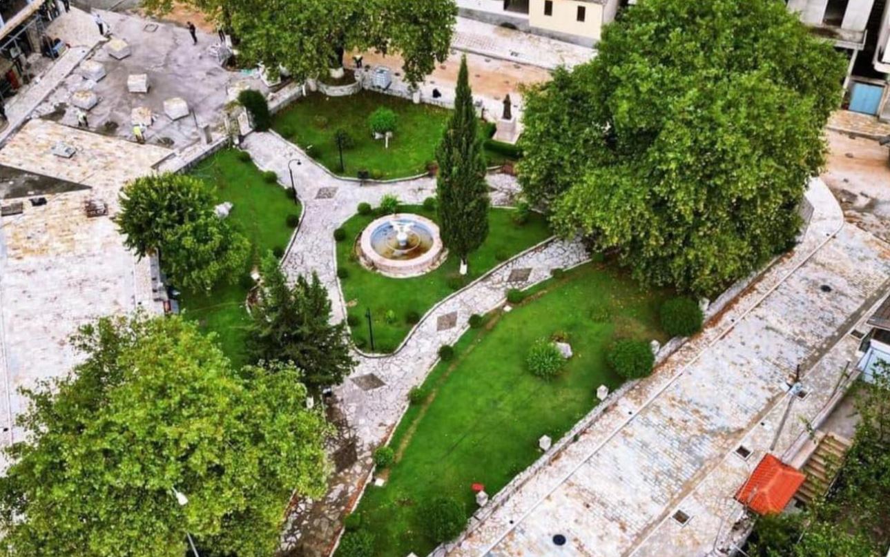 Lulishtja me emrin e babait të Mitsotakis në Dropull, komentuesit shpërthejnë ndaj Ramës: Nesër do të kërkojnë edhe sheshin Lulishtja me emrin e babait të Mitsotakis në Dropull, komentuesit shpërthejnë ndaj Ramës: Nesër do të kërkojnë edhe sheshin