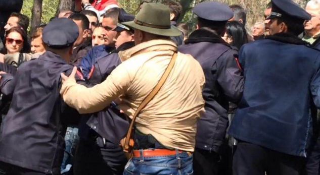 Sulmi në veri të Kosovë, Strazo pisqolla gjen “fajtorin”: Tradhëtia ka një emër …Edi Rama Sulmi në veri të Kosovë, Strazo pisqolla gjen “fajtorin”: Tradhëtia ka një emër …Edi Rama