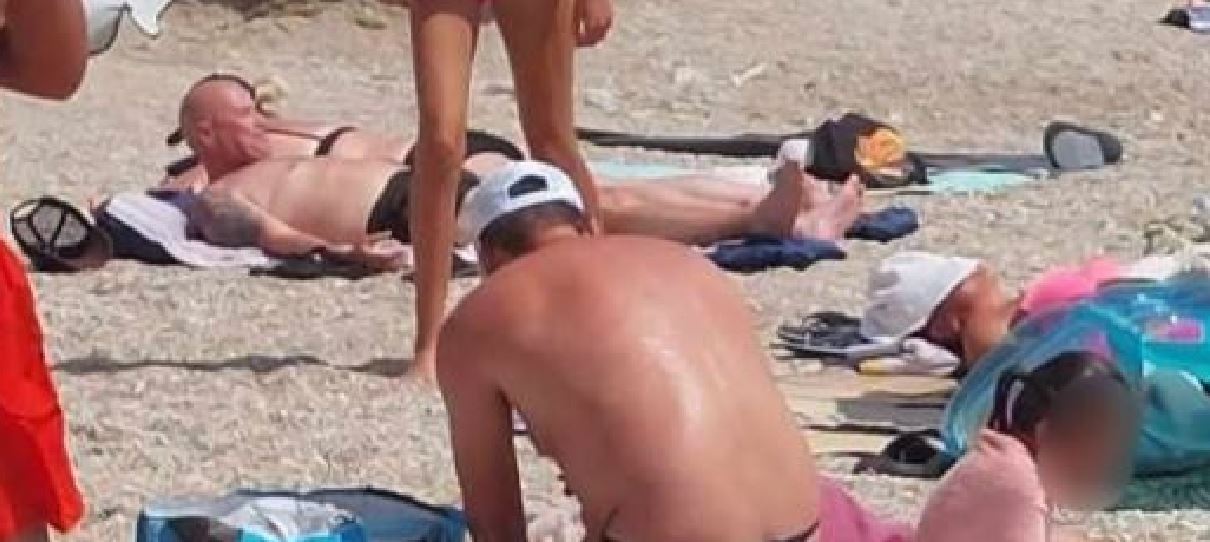 Policia e Sarandës largon ‘zgupthi’ nga plazhi burrin me tanga Policia e Sarandës largon ‘zgupthi’ nga plazhi burrin me tanga