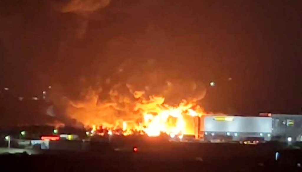 Zjarr gjigant në fabrikën e bojrave në aksin Tiranë-Durrës. Ministria: Shmangni kalimin e automjeteve në autostradë