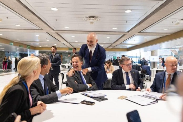 “Tani dëgjoni këtu çfarë do iu them”! Rama takon liderat kryesorë të BE-së në Granada të Spanjës “Tani dëgjoni këtu çfarë do iu them”! Rama takon liderat kryesorë të BE-së në Granada të Spanjës