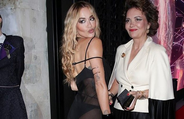 “Terapia ka qenë e gjatë dhe e mundimshme”! Rrëfimi i nënës së Rita Orës për periudhën e vështirë të sëmundjes me kancer