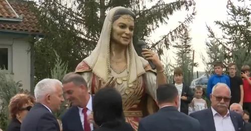 Përjetësohet në bronz bilbili i Kosovës, Nexhmije Pagarusha