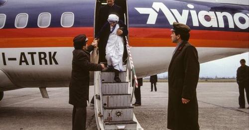 Kur Nënë Tereza zbriti në Rinas në vitin 1989 “…për të puthur tokën shqiptare përpara se të vdesë” Kur Nënë Tereza zbriti në Rinas në vitin 1989 “…për të puthur tokën shqiptare përpara se të vdesë”