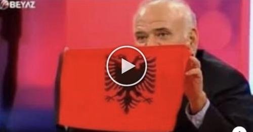 Analisti turk habit gjithë botën me veprimin e tij! Nxjerr flamurin shqiptar në emision: Këta janë… (Video)
