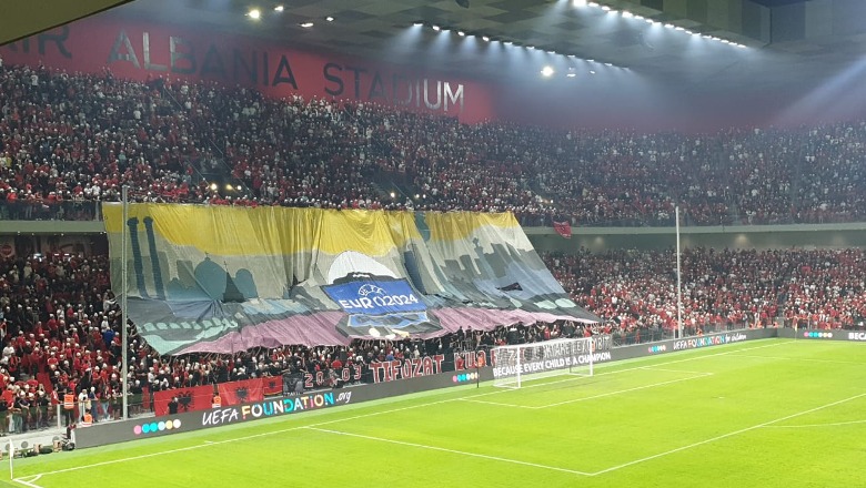 Tifozët çojnë Kombëtaren në Gjermani, koreografi speciale nga tifozët! Plisat: Mallkue qoftë kush s’na do bashkë! Tifozët çojnë Kombëtaren në Gjermani, koreografi speciale nga tifozët! Plisat: Mallkue qoftë kush s’na do bashkë!