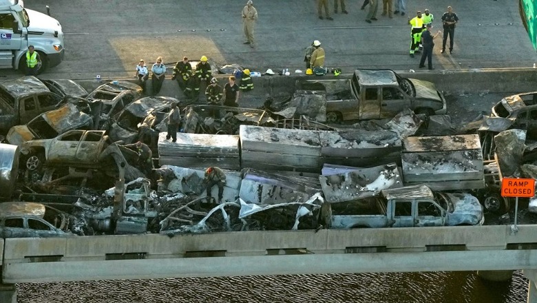 VIDEO/ Aksident masiv, 158 makina përplasen për shkak të mjegullës së dendur: 7 viktima dhe 25 të plagosur VIDEO/ Aksident masiv, 158 makina përplasen për shkak të mjegullës së dendur: 7 viktima dhe 25 të plagosur