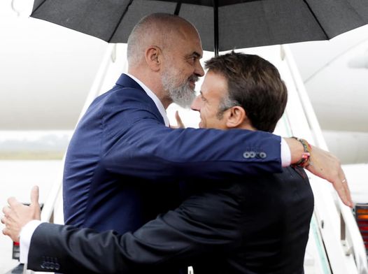 Frëngjisht gjithandej, Rama e përcjell Macronin duke e përqafuar “shihemi së shpejti” Frëngjisht gjithandej, Rama e përcjell Macronin duke e përqafuar “shihemi së shpejti”