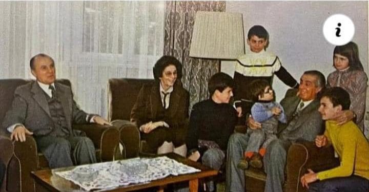 Fotodemaskim për “demokotin” Andi! Në prehërin e “xhaxhi Verit” me nëna Vitën, djalin e tezes Neshon alias Gimi i puros