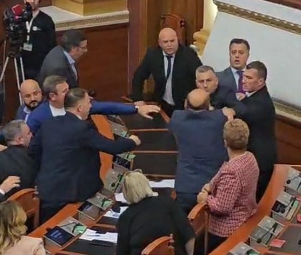 LAJM I FUNDIT/ E turpshme! Deputeti i Berishës godet me grusht Socialistin, shikoni… LAJM I FUNDIT/ E turpshme! Deputeti i Berishës godet me grusht Socialistin, shikoni…