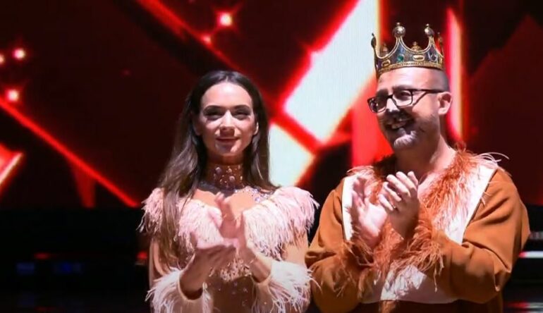 “Në fillim na përzunë nga Parlamenti “! Korreshi eliminohet nga gara e kërcimit: Shpërthen e qeshura pas reagimit të tij: Inshallah na hap plaka shpinë, se… “Në fillim na përzunë nga Parlamenti “! Korreshi eliminohet nga gara e kërcimit: Shpërthen e qeshura pas reagimit të tij: Inshallah na hap plaka shpinë, se…