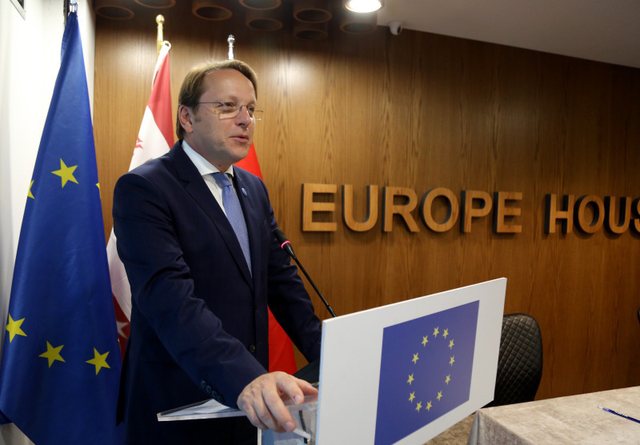 Varhelyi: Anëtarësimi i Shqipërisë në BE po ndodh, lajme të mira do të dëgjohen sot Varhelyi: Anëtarësimi i Shqipërisë në BE po ndodh, lajme të mira do të dëgjohen sot