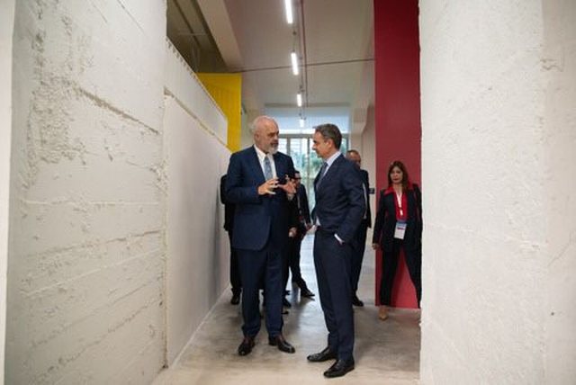 Abazoviç jep një dorë në protokoll, Rama bën gallatë me Mark Rute. Ç’’farë s’u pa në Samitin e Tiranës Abazoviç jep një dorë në protokoll, Rama bën gallatë me Mark Rute. Ç’’farë s’u pa në Samitin e Tiranës