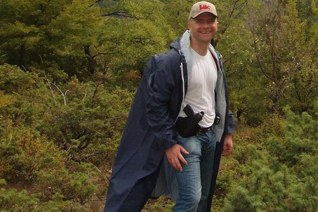 Ish-deputeti me kobure kërcënon Arben Krajën: Nuk ta falim që na burgose Abin, kjo është përballja jonë e fundit me ju! Ish-deputeti me kobure kërcënon Arben Krajën: Nuk ta falim që na burgose Abin, kjo është përballja jonë e fundit me ju!