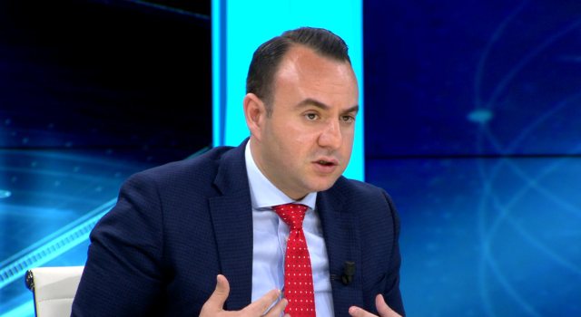 Gazetarja i jep live lajmin e keq çunit të Fahri Balliut: Ka një listë të re, do shpallesh non-grata nga Britania e Madhe Gazetarja i jep live lajmin e keq çunit të Fahri Balliut: Ka një listë të re, do shpallesh non-grata nga Britania e Madhe