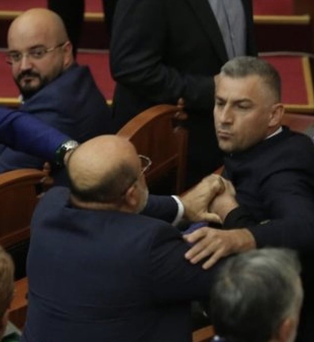 Deputeti Nallbati sulmoi Vullnet Sinën, ligji parashikon deri 5 vite burg. Precedenti i rrahjes së Strazimirit burgos deputetin e Berishës Deputeti Nallbati sulmoi Vullnet Sinën, ligji parashikon deri 5 vite burg. Precedenti i rrahjes së Strazimirit burgos deputetin e Berishës