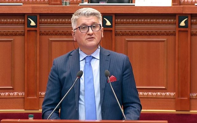 Gjekmarkaj, humoristi i fundit i Opozitës: “Muli pas humbjes së Kukësit ngjante me Kostandinin e rikthyer nga tjetër botë” Gjekmarkaj, humoristi i fundit i Opozitës: “Muli pas humbjes së Kukësit ngjante me Kostandinin e rikthyer nga tjetër botë”