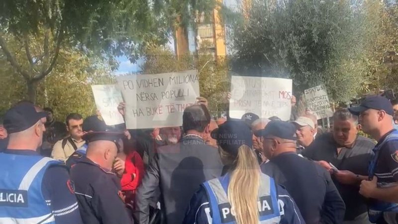 “Ik qërohu këtej”! Shpëton pa u rrahur nga minatorët pinjolli i sigurimsave Oerd Bylykbashin: Donte tu bashkohej protestuesve “Ik qërohu këtej”! Shpëton pa u rrahur nga minatorët pinjolli i sigurimsave Oerd Bylykbashin: Donte tu bashkohej protestuesve