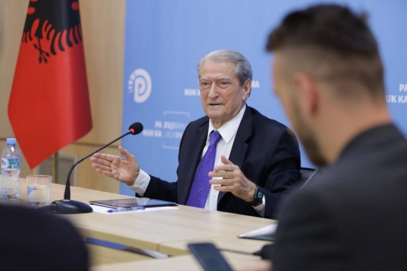 Perla e ditës! Sali Berisha flet si analist sportiv: Rama nxinte se po fitonte Shqipëria, nuk duartrokiste sepse fitorja ishte kundër tij Perla e ditës! Sali Berisha flet si analist sportiv: Rama nxinte se po fitonte Shqipëria, nuk duartrokiste sepse fitorja ishte kundër tij