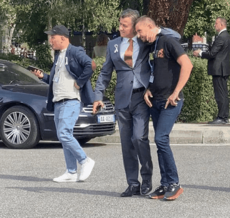 “Po filmonte telefonin e Berishës”: Flamur Noka godet operatorin në Kuvend, pas dite i kërkon ndjesë si djalë i edukuar “Po filmonte telefonin e Berishës”: Flamur Noka godet operatorin në Kuvend, pas dite i kërkon ndjesë si djalë i edukuar