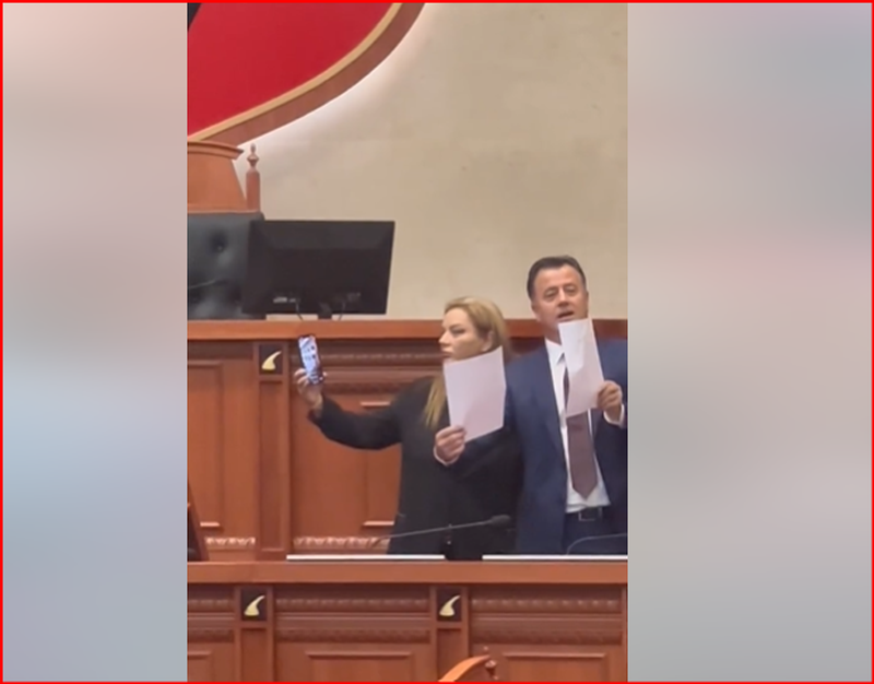 VIDEO: Flamur Noka si kryetar Kuvendi, deputeti i shalqirit dhe “valltari” i Dancing With the Stars i fashuar hipën mbi karrige VIDEO: Flamur Noka si kryetar Kuvendi, deputeti i shalqirit dhe “valltari” i Dancing With the Stars i fashuar hipën mbi karrige