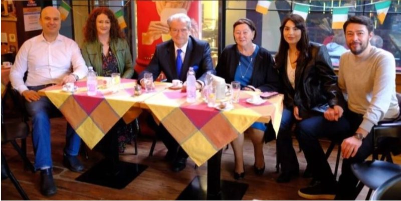 Radhën e ka Shkëlzeni me Argitën?! Ja si janë marrë paratë me çanta! Radhën e ka Shkëlzeni me Argitën?! Ja si janë marrë paratë me çanta!