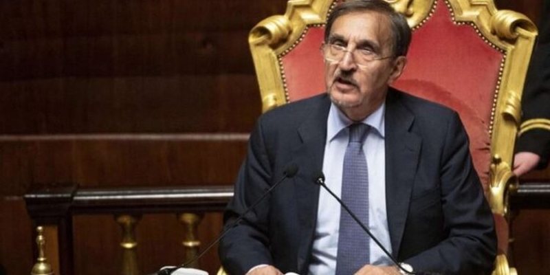 VIDEO/ Gafa e presidentit të senatit në Itali me Tabakun: A është akoma ajo shqiptarja atje? VIDEO/ Gafa e presidentit të senatit në Itali me Tabakun: A është akoma ajo shqiptarja atje?