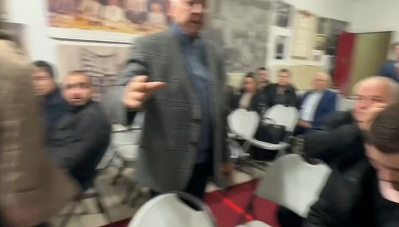 VIDEO/ Incident në takimin ku mori pjesë Lindita Nikolla, anëtarët e Vatrës rrihen me njëri-tjetrin në Nju Jork VIDEO/ Incident në takimin ku mori pjesë Lindita Nikolla, anëtarët e Vatrës rrihen me njëri-tjetrin në Nju Jork