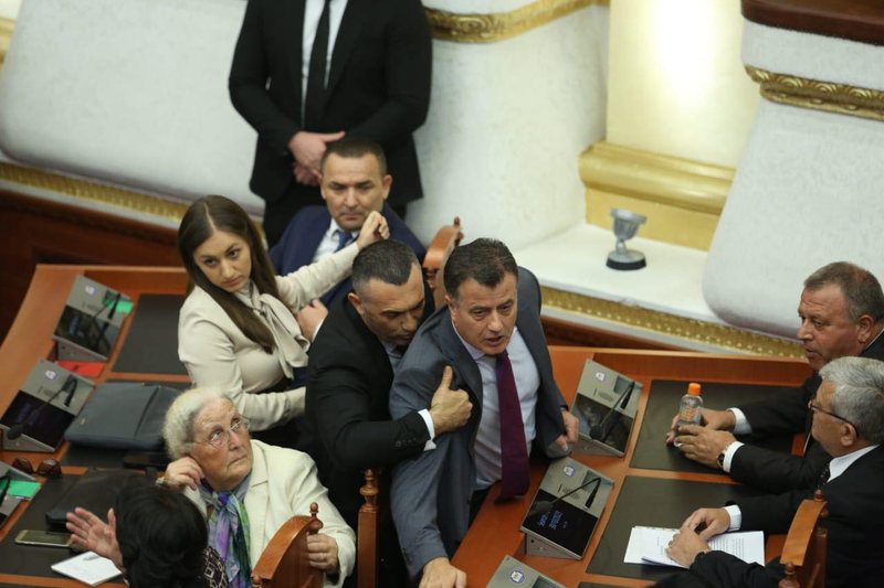 Si u bashkuan bashkë maskarenjtë e Foltores dhe ushtarët e Lul Stallores për të mos festuar me familjet mbi 600 të dënuar që pothuajse e kishin kryer dënimin?! Si u bashkuan bashkë maskarenjtë e Foltores dhe ushtarët e Lul Stallores për të mos festuar me familjet mbi 600 të dënuar që pothuajse e kishin kryer dënimin?!