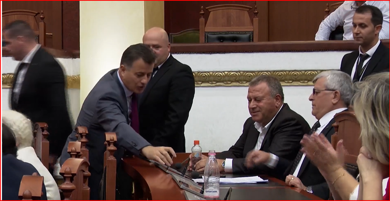 VIDEO/ Deputeti i Elbasanit paralajmëron Bardhin dhe Nokën: Mos guxoni të vini këtu të prekni mikrofonin! Dy “saliarët” nuk pëptijnë por zgërdhijnë si klloun VIDEO/ Deputeti i Elbasanit paralajmëron Bardhin dhe Nokën: Mos guxoni të vini këtu të prekni mikrofonin! Dy “saliarët” nuk pëptijnë por zgërdhijnë si klloun